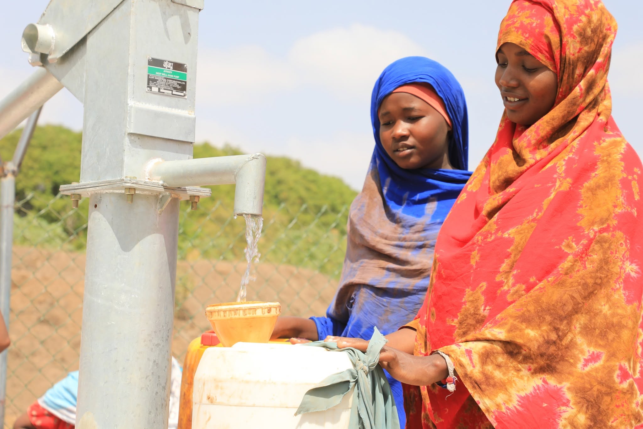 Women and a girl collecting water from a HURDO-supported water point